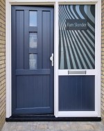 Raamfolie voordeur strakke banen met naam